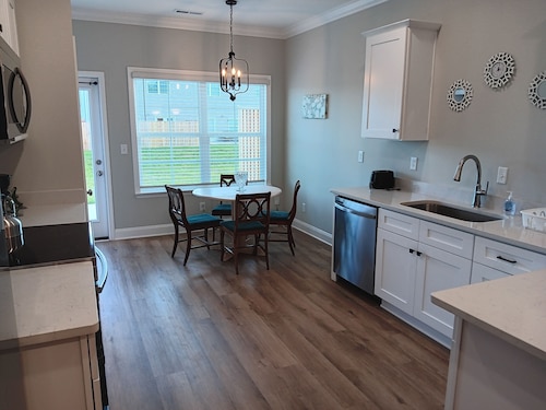 Cozy 2-bedroom townhome near shopping, churches, and the outdoors