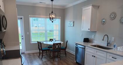 Cozy 2-bedroom townhome near shopping, churches, and the outdoors