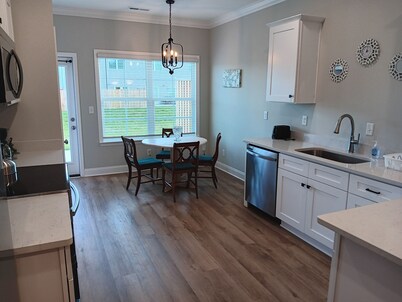 Cozy 2-bedroom townhome near shopping, churches, and the outdoors