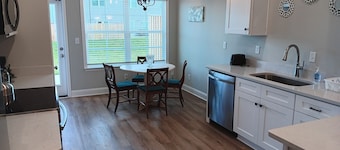 Cozy 2-bedroom townhome near shopping, churches, and the outdoors