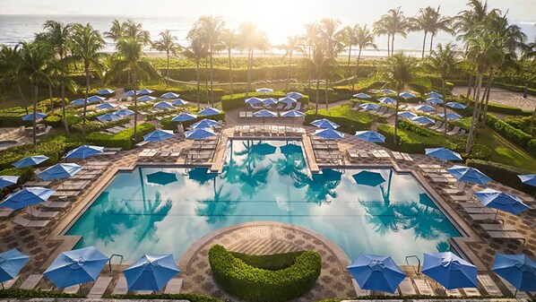 Una piscina al aire libre, una piscina climatizada