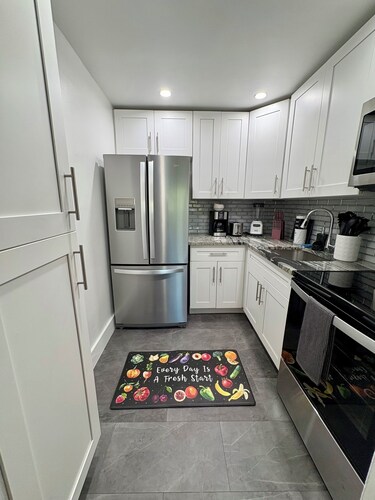 Stylish 1-bed apartment, in East Delray Beach, pets, parking, free laundry