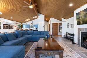 Smart TV, chimenea, videojuegos y futbolito