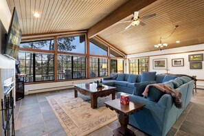 Smart-TV, Kamin, Videospiele, Tischfußball