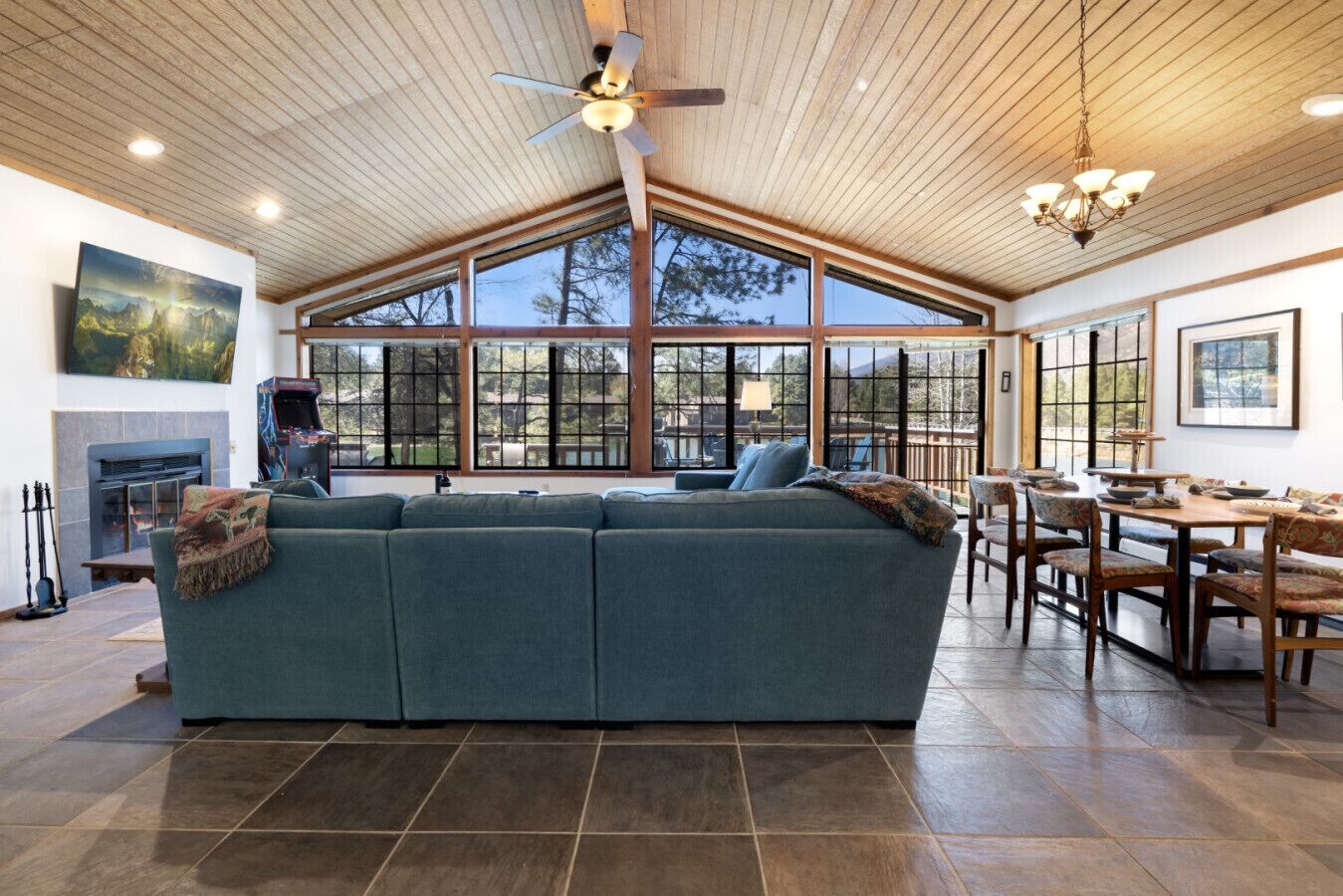 Smart TV, chimenea, videojuegos y futbolito 