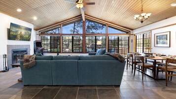 Smart TV, chimenea, videojuegos y futbolito