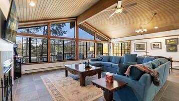 Smart TV, chimenea, videojuegos y futbolito