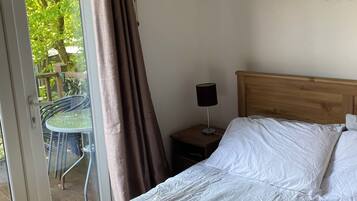 2 bedrooms, iron/ironing board, bed sheets