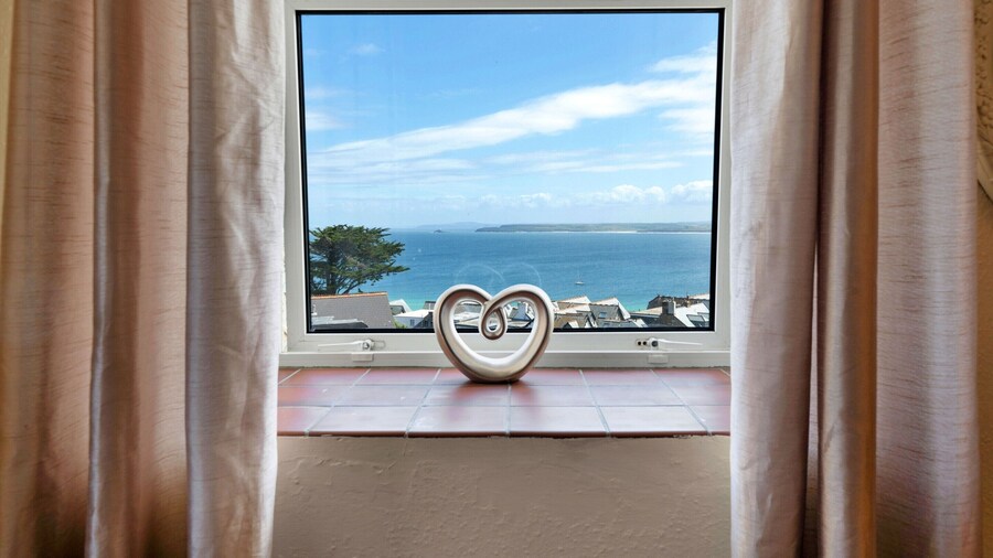 Seaside Apartment With Stunning Views, No Deposit