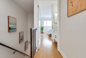 2 bedrooms, desk, WiFi, bed sheets