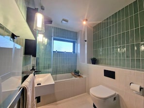 Douche, sèche-cheveux, serviettes fournies