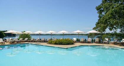 Serene Island Getaway with Tennis, Pickleball, Free Bikes & Watersports