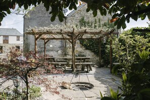 Cottage | Outdoor dining - Cottage in Quiet Village of Sticker, No Deposit (St Austell)