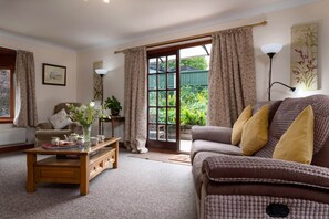 Cottage | Living room - Cottage With hot tub in Garden, No Deposit (Craven Arms)