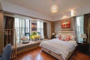 A hotel room with a large bed, bedside tables, a desk, and a view of the city. - Qiyue Shangpin Cinema Hotel Apartment (Guanyinqiao Branch) (Chongqing)