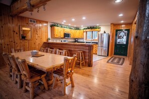 Family dining - Timber Bay Lodge & Houseboats (Babbitt)