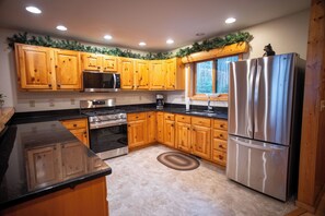 Fridge, microwave, oven, stovetop - Timber Bay Lodge & Houseboats (Babbitt)