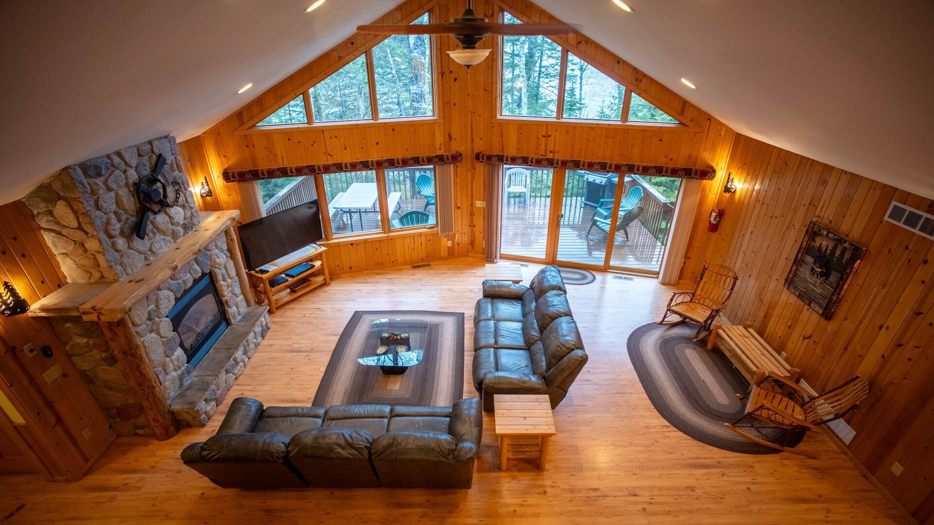 Deluxe Cabin, 6 Bedrooms, Air conditioning, Lake View | Living area