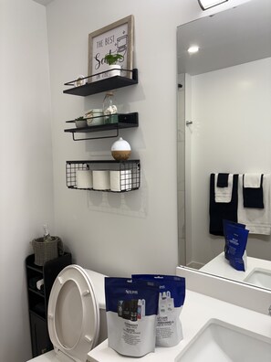 Haartrockner, Handtücher, Seife, Toilettenpapier