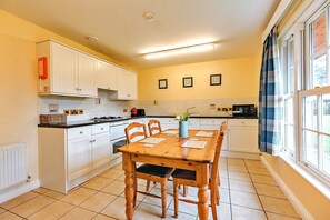 Private kitchen - 2 Bedroom Cottage in Dorrington, No Deposit (Shrewsbury)