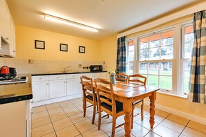 Cottage | Private kitchen - 2 Bedroom Cottage in Dorrington, No Deposit (Shrewsbury)