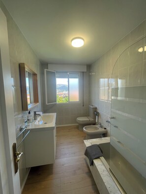 Serviettes fournies, savon, papier toilette