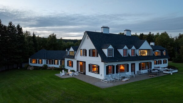 A large, modern house with multiple rooms and a spacious outdoor patio area. - 915 - Les Immeubles Charlevoix - Domaine Ciel sur Mer (La Malbaie)