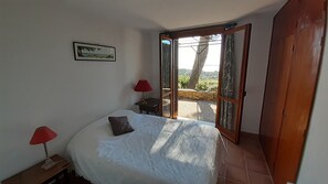 2 slaapkamers, een strijkplank/strijkijzer