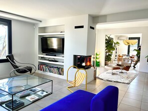 Smart TV, fireplace, DVD player, ping pong