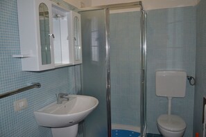 Dusche, Haartrockner, Handtücher