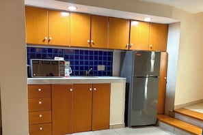 Refrigerador, microondas, cafetera/tetera