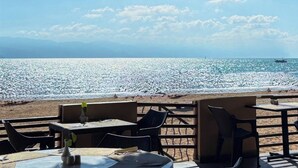 Ein Strandcafé mit Terrassenplätzen mit Blick auf das Meer.
