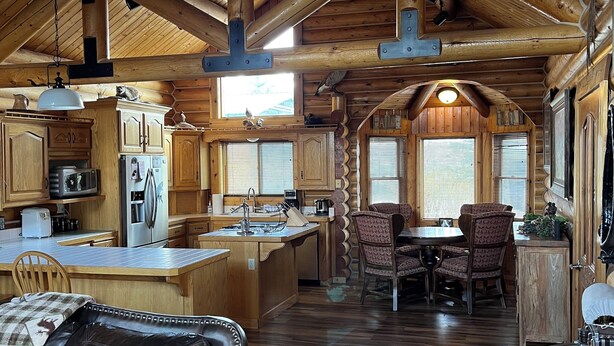 A spacious cabin interior with a kitchen, dining area, and living room. - Charming 3-bedroom cabin in Victor only 25 miles from Jackson Hole, pet friendly (Victor)