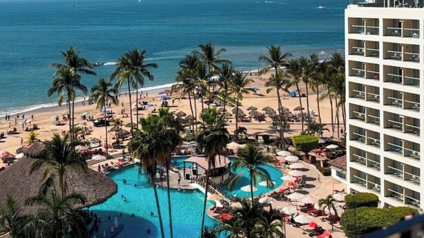 Ein Resort mit Poolbereich, Strand und Meerblick.