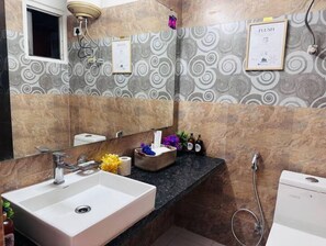 Hair dryer, towels, soap, toilet paper - Golden Bliss By Buddies Home (Greater Noida)