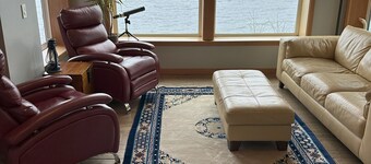 Humpback Hideaway: Private sauna and hot tub with ocean and beach access!