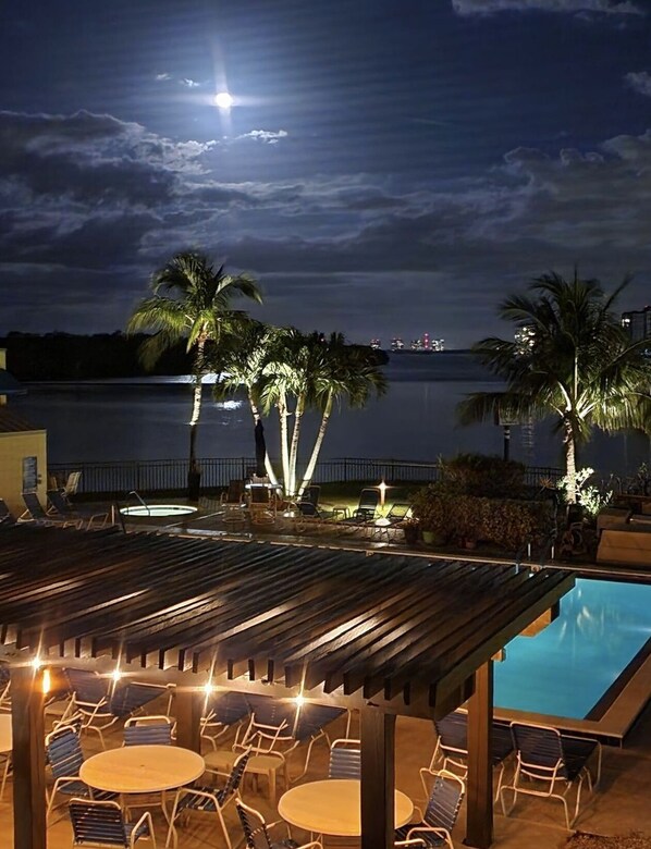 Property grounds - Breathtaking water view of Ostego Bay - Fort Myers Beach
2 bedroom/2 bath condo (Fort Myers Beach)