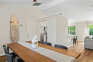 Dining - Endless Summer Getaway 3-bedroom house in charming St. Augustine with AC, WiFi (St. Augustine)
