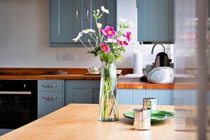 Cottage | Private kitchen - Cottage in Monmouthshire Near Wye Valley (Cwmbran)