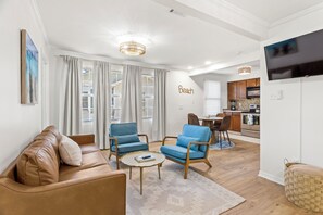 Smart TV - Charming 3-bedroom house with AC, WiFi, Fire Pit, Grill, 5 minute walk to beach! (Dr.Gulfport)