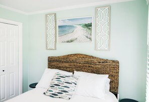 3 bedrooms, iron/ironing board, WiFi, bed sheets - Charming 3-bedroom house with AC, WiFi, Fire Pit, Grill, 5 minute walk to beach! (Dr.Gulfport)