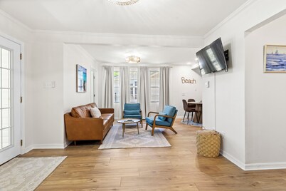 Charming 3-bedroom house with AC, WiFi, Fire Pit, Grill, 5 minute walk to beach!