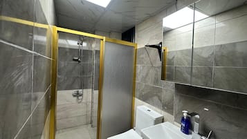 Classic Double Room | Bathroom | Towels