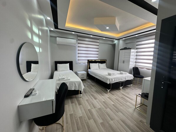 Chambre triple, vue sur la ville | Accès au Wi-Fi (inclus)