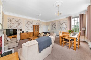Apartment | Living room | Fireplace - Cottage in Thirsk Near Scenic Trails (Thirsk)