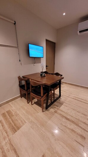 Apartment, 1 Bedroom, Accessible, Smoking | Dining