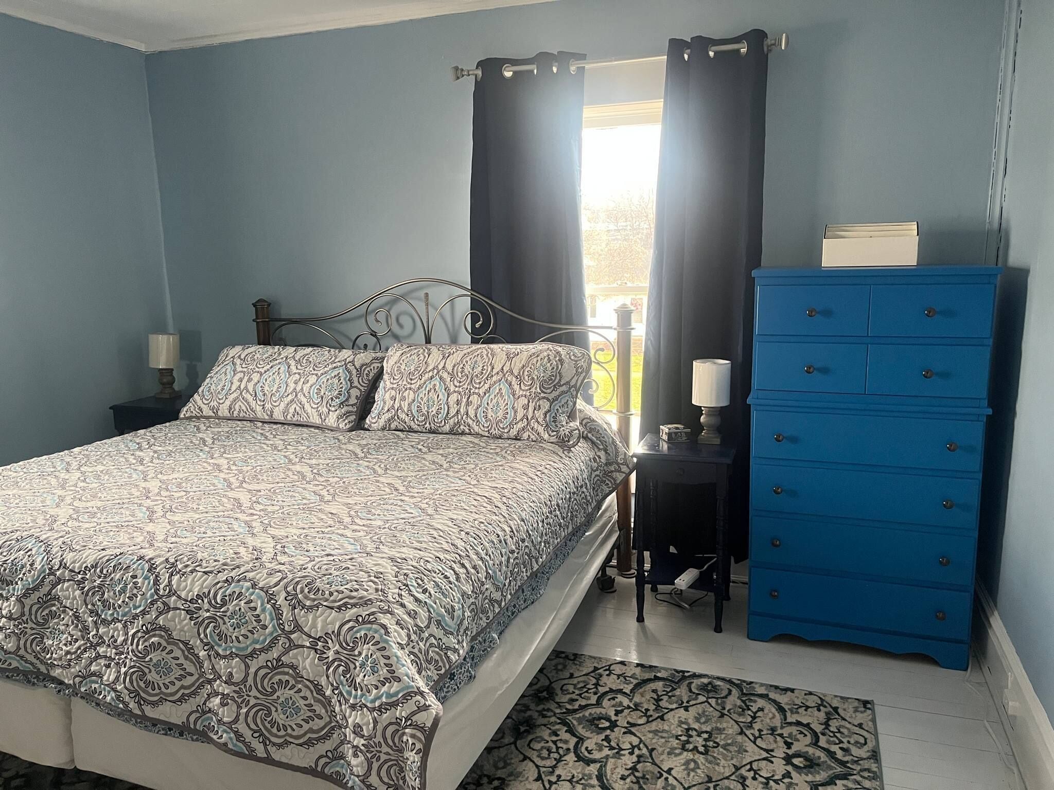 4 bedrooms, desk, WiFi, bed sheets