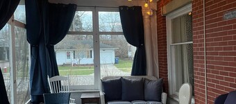 Charming 4-bedroom house with AC, WiFi in downtown Port Clinton!