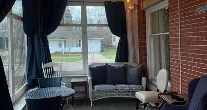 Charming 4-bedroom house with AC, WiFi in downtown Port Clinton!