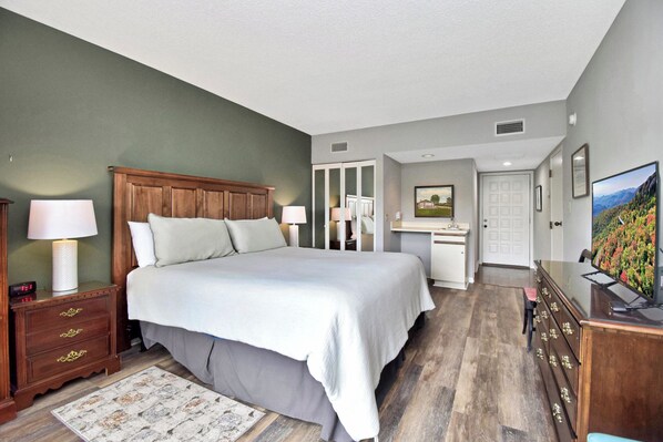 2 dormitorios, escritorio, tabla de planchar con plancha y cuna de viaje